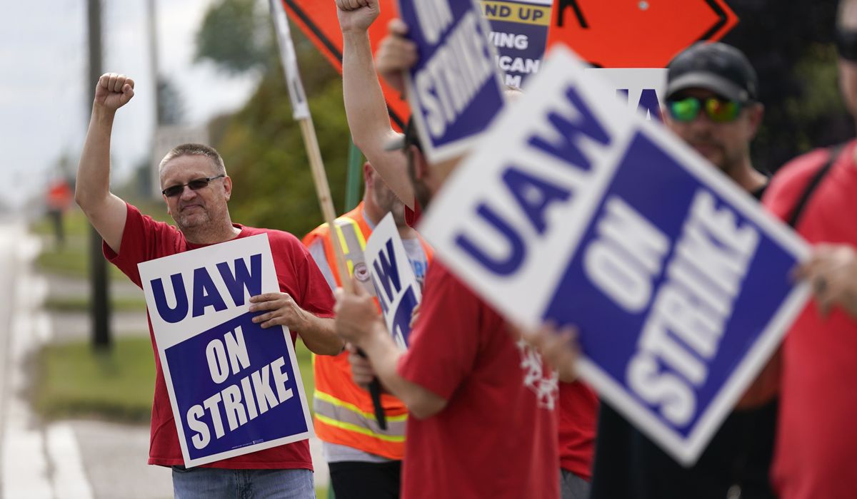 7000-More-Workers-Join-Picket-Line-as-United-Auto-Workers.jpg