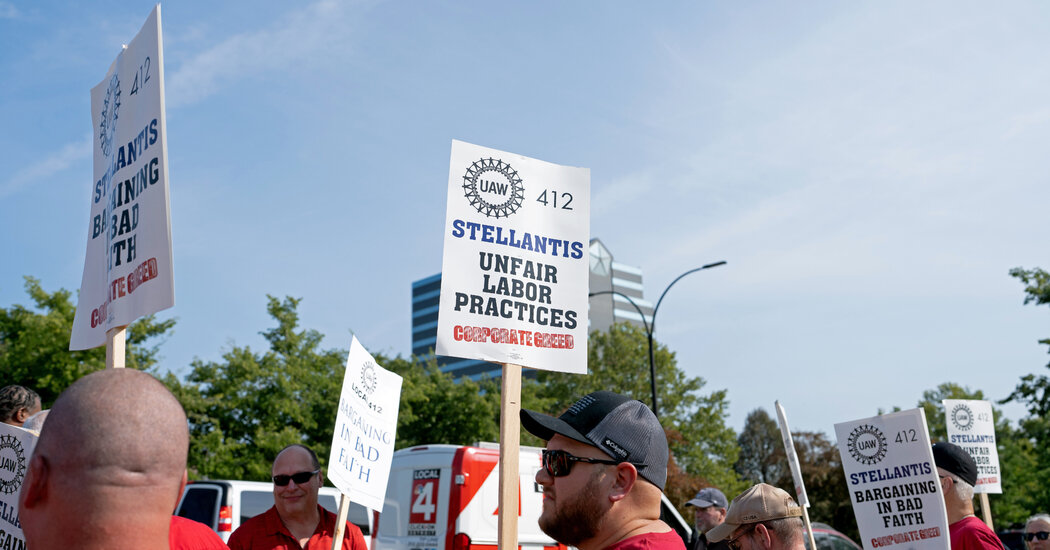 Ford-Agrees-to-New-Labor-Agreement-in-Canada-as-Negotiations.jpg