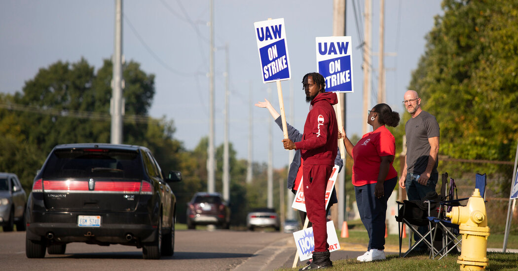 United-Auto-Workers-Widens-Job-Action-Against-Ford-and-General.jpg