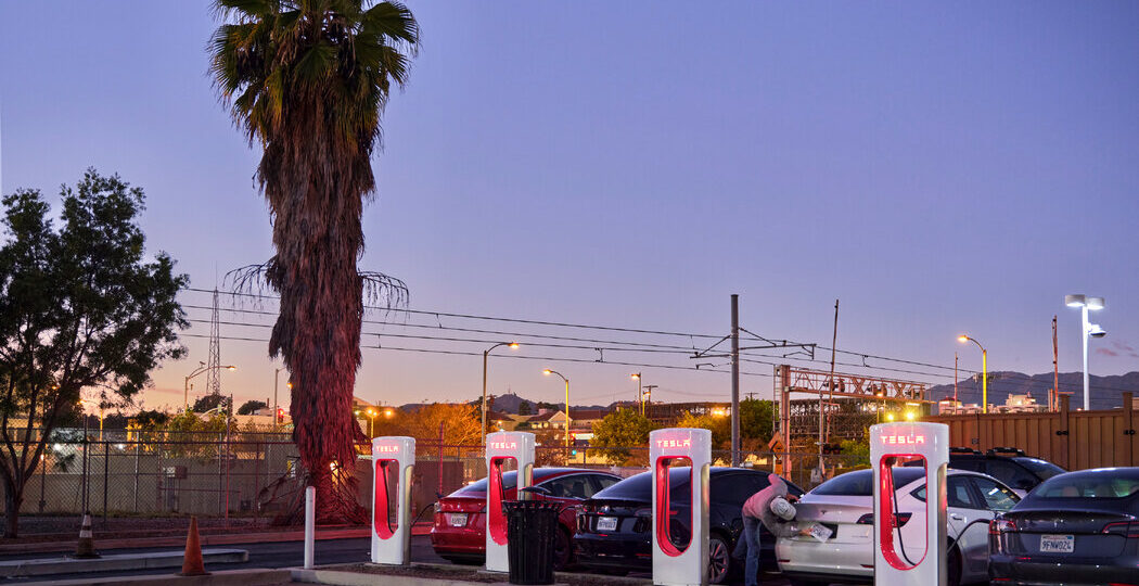 27biz-auto-companies-whzl-facebookJumbo.jpg